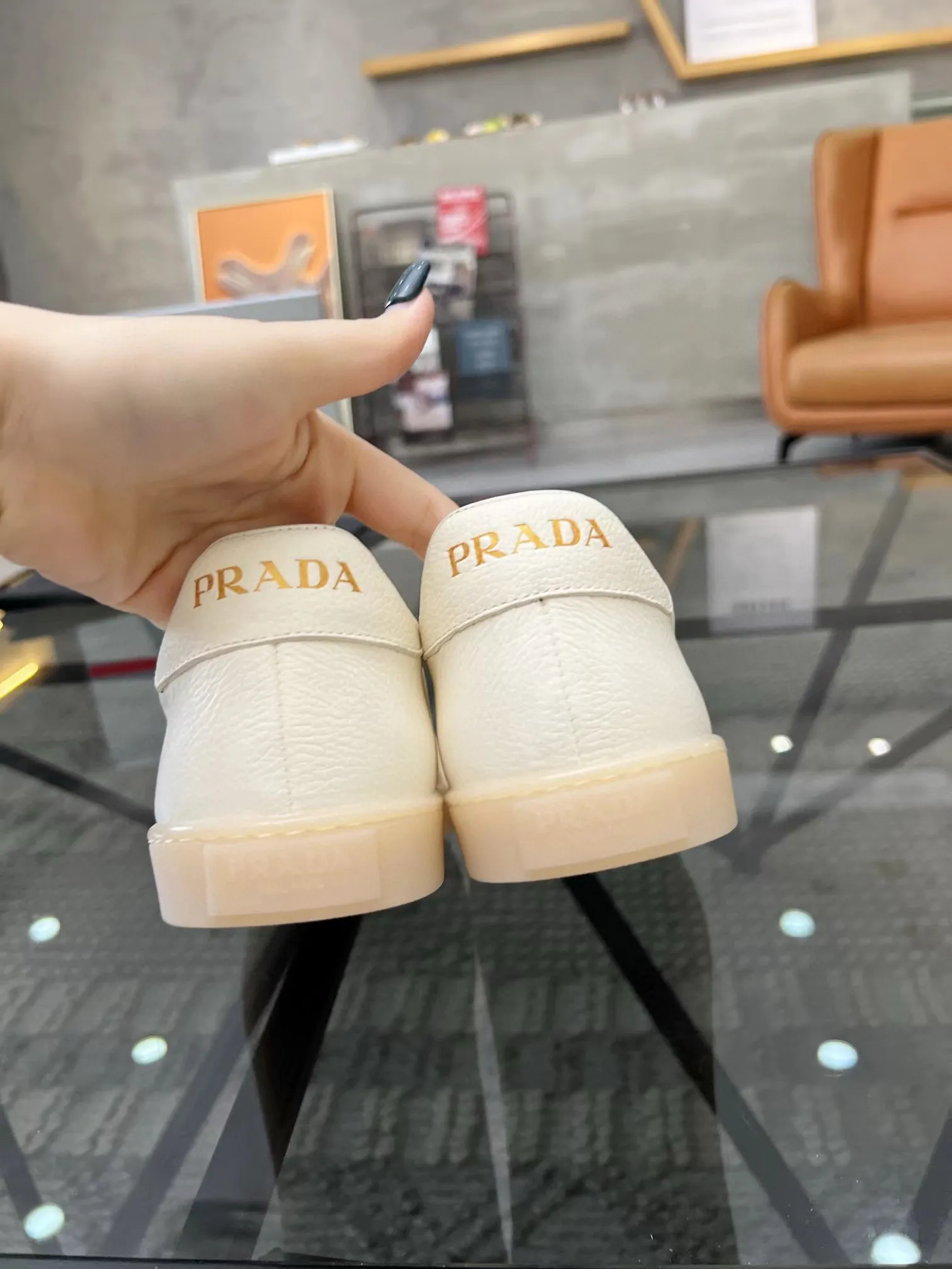Factory price: 400💰Prada new men's leather sports shoes, the highest version on the market, any comparison is welcome🆚! The original leather has excellent texture and is super high-end! Fetal sheep net lining imported from Italy, removable pad! Luxurious materials and fine workmanship, highly recommended! Code number: 38-44, customized 45